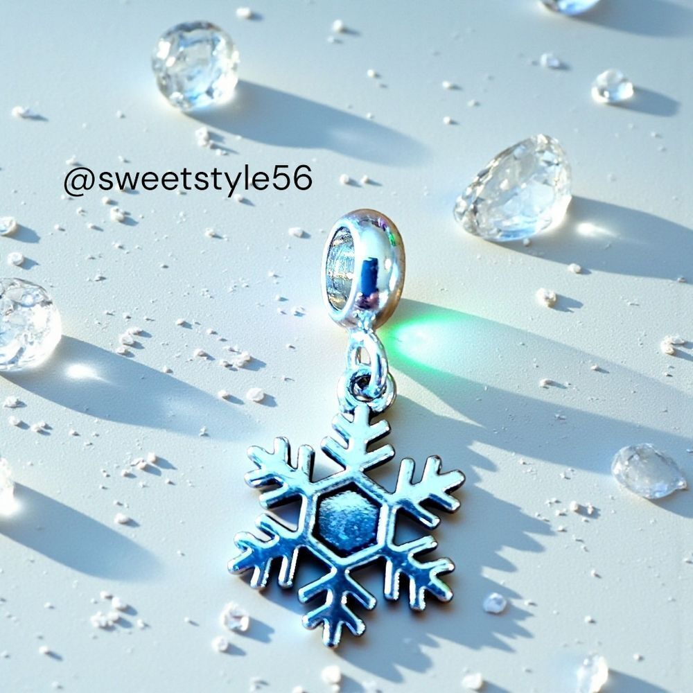 VINTAGE Snowflake Charm... Winter Wonder!